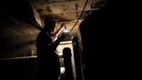 Beberapa cara mereka menghemat air seperti mendaur ulang air dengan menggunakannya untuk menyiram toilet.