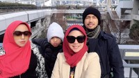 Momen kebersamaan Heidy dan keluarga kecilnya begitu terlihat. Anak pertamanya adalah selebgram Salmafina yang baru-baru ini ramai dibincangkan karena putuskan lepas hijab. Foto: Instagram heidysunan