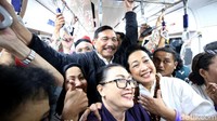 Meski harus berdesak-desakan Luhut nampak santai dan sesekali meladeni foto bersama dengan warga.