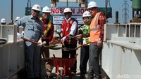 Komisaris Utama PT Adhi Karya (Persero) Tbk Fadjroel Rachman (tengah), Direktur Utama PT Adhi Karya (Persero) Tbk Budi Harto (kiri), Konsultan Supervisi Kemenhub OCG JOPRIS Ryuji Manai (kedua kiri), pejabat pembuat komitmen untuk LRT Jabodebek dari Kemenhub Erni Basri (kedua kanan), dan Konsultan Perencana dari Systra Perancis Arezki Touat (kanan) berfoto bersama seusai pengecoran terakhir dalam proyek pembangunan longspan atau jembatan panjang LRT Jabodebek lintas pelayanan 1 Cawang-Cibubur, di Jakarta, Jumat (29/3/2019).