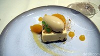 Sesi makan malam ditutup dengan dessert cheesecake yang manisnya pas. Secara keseluruhan, rasa makanan di restoran ini sungguh lezat. (Wahyu/detikcom)