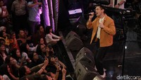 Afgan saat tampil di dHOT Music Day 2019 di Trans Studio Mall di Denpasar, Bali pada Jumat (29/3).