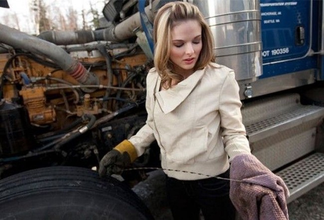 Saat reality show Ice Road Truckers tayang pada 2007 hingga 2011, sosok Lisa Kelly termasuk yang dinanti penonton. Mereka terkagum-kagum dengan kemampuan Lisa. Mulai dari mengendarai truk di jalanan yang menantang hingga dengan mudahnya dia  memperbaiki truknya. Lisa membuktikan bahwa stigma wanita itu lemah tidak benar. Dan menurut Lisa untuk mencapai apa yang diperolehnya sekarang tidaklah muda. Aku harus bekerja dua kali lebih keras, ujarnya. Foto: Dok. Thelisakelly.com