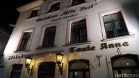 nilah restoran Winehaus Tante Anna yang terkenal di Kota Dusseldorf, Jerman. Di sini, traveler bisa dinner romantis bersama pasangan. (Wahyu/detikcom)