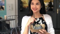 Sekali sekali makan manis, apa salahnya, tulis Atikah dalam akun Instagramnya. Foto: Instagram@therealatikahsuhaime