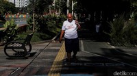 Pedestrian yang bersih dan nyaman membuat sejumlah warga betah untuk beraktivitas di sekitar Danau Sunter.