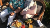 Di Bali, Heidy santai bersama suaminya. Ia menikmati jus segar dan hidangan gaya Barat dengan pelengkap kentang goreng. Ternyata mereka tengah merayakan ulang tahun pernikahan ke-20! Foto: Instagram heidysunan