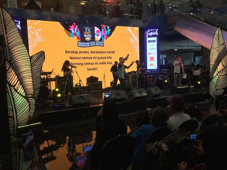 Karaoke Massal Bareng Robi Navicula hingga Indra Lesmana dHot Music Day 2019 Karaoke Massal Bareng Robi Navicula hingga Indra Lesmana dHot Music Day 2019
