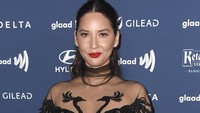Olivia tak ragu menunjukan bagian tubuhnya lewat dress hitam itu. Frazer Harrison/Getty Images