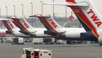 Sisa-sisa masa kejayaan Trans World Airlines masih ada di Bandara JFK New York, pusatnya maskapai ini. Inilah tempat para penumpang berangkat dan tiba melalui terminal TWA Flight Center yang dirancang oleh Eero Saarinen (CNN Travel)