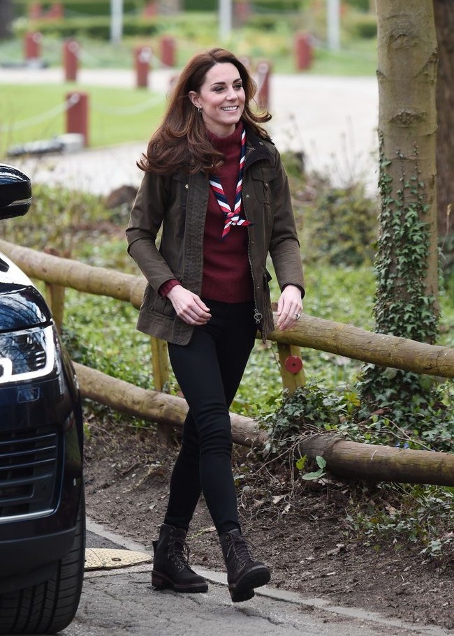 Untuk kunjungan tersebut, Kate menukar gaun cantiknya dengan pilihan busana yang lebih kasual tanpa meninggalkan sisi stylish-nya. Sweater merah marun J-Crew yang dibungkus jaket coklat bergaya parka jadi andalan. (Foto: Getty Images)