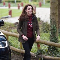 Untuk kunjungan tersebut, Kate menukar gaun cantiknya dengan pilihan busana yang lebih kasual tanpa meninggalkan sisi stylish-nya. Sweater merah marun J-Crew yang dibungkus jaket coklat bergaya parka jadi andalan. (Foto: Getty Images)