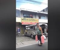 Malas Jalan, Pelayan Restoran Ini Antarkan Makanan Pakai Hoverboard