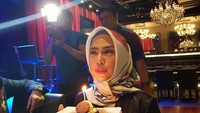 Me, berkurang satu lagi usia ku 🙏🏻, tulisnya kala diberi kejutan kue ulang tahun mungil. Foto: Instagram heidysunan