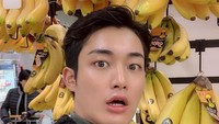 Pulang kampung ke Korea Selatan, Nam mengunggah fotonya saat tengah membeli pisang segar di salah satu supermarket yang berada di sana. Foto: Instagram @freshnam219
