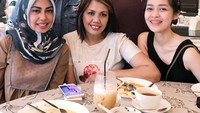 Bersama Gracia Indri dan Elly Sugigi, Heidy menikmati makanan di sebuah hotel di Bangkok. Foto: Instagram heidysunan