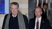 Menkeu AS Steven Mnuchin mengatakan bahwa ia dan Perwakilan Perdagangan AS Robert Lighthizer menantikan pertemuan produktif ketika mereka tiba di Beijing memimpin delegasi untuk pembicaraan perdagangan dengan China. REUTERS/Jason Lee.