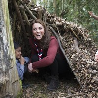 Kate masuk ke dalam kemah alami buatan anggota pramuka. Ini sangat tahan air kan? ujar Kate kepada anak-anak di situ. (Foto: Getty Images)