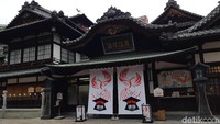 Menjelajahi Kota Matsuyama, ada satu tempat yang jadi ikon, Dogo Hot Spring. Bagi traveler penyuka film Gibli pasti sudah tidak asing lagi dengan Dogo Hot Spring. Resor ini jadi inspirasi dibalik fim film Spirited Away. (Bonauli/detikcom)