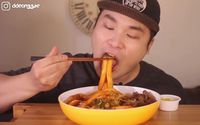 Makan di Depan Kamera, Orang-orang Ini Berpenghasilan Rp 1,4 Miliar per Bulan