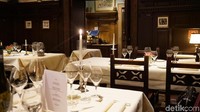 Suasana romantis langsung hadir di dalam restoran. Nyala lilin-lilin romantis ini akan menerangi malam traveler saat dinner bersama pasangan. (Wahyu/detikcom)