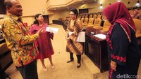 Wakil Ketua DPD RI Nono Sampono dan Damayanti Lubis berbincang dengan anggota DPD sebelum sidang paripurna.
