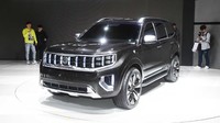 Konsep Masterpiece mengedepankan konsep besar, tegas dan kasar mencerminkan mobil tangguh sehingga bisa melaju di segala medan. Konsep ini menghadirkan tampang depan yang unik. Grille tiger nose ala KIA diapit oleh lampu utama LED empat titik.