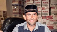 Begini kira-kira kalau Adam Levine tinggal di Indonesia dan alih profesi jadi juragan sembako. Ada ada aja ya! Foto: Instagram indra.hakim