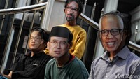 Tidak hanya itu, muka mereka ditutup oleh topeng foto OC Kaligis, Suryadharma Ali, Choel Mallarangeng dan Anas Urbaningrum.