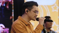 Afgan membuka penampilannya dengan lagu Feels So Right.