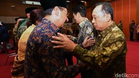 Adi Setianto mendapat ucapan selamat.