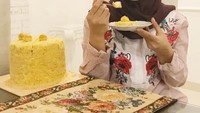Lebih manis mana nih, senyuman Heidy atau kue nastar di tangannya? Foto: Instagram heidysunan
