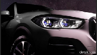 BMW X5 memang sudah masuk dalam agenda peluncuran BMW di Indonesia. Mobil pun sudah ditampilkan BMW Indonesia di IG Story akun resminya. Mobil setidaknya memiliki beberapa fitur unggulan baru di kelasnya. Seperti lampu laser light. Lampu ini diklaim 10 kali lebih terang dari lampu biasa namun dengan energi yang jauh lebih efisien sampai 30 persen. Lampu pun lebih jauh jangkauannya dan yang paling canggih bisa ikut belok mengikuti jalanan. Agar bisa berbelok, lampu laser mengikuti panduan dari GPS mobil.