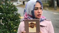 Wanita berhijab ini juga menekuni bisnis kuliner. Kali ini Heidy mempromosikan brownies yang selalu ia bawa kemana pun, termasuk kala liburan ke Korea Selatan. Foto: Instagram heidysunan