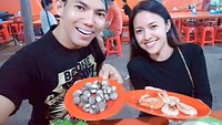 Pecinta seafood. Baby Shima pun terlihat sedang menikmati udang dan kerang dara yang enak dicocol dengan sambal gurih dan pedas. Foto: Instagram@babyshimaofficial