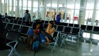 Ruang tunggu bandara pun sebelumnya telah diperluas agar dapat menampung lebih banyak pengunjung.