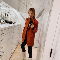 Rosie Huntington-Whiteley boleh menjadi contoh untuk tampil sopan dengan legging, yaitu memakai luaran berukuran oversized dengan panjang menutupi bokong. Foto: Dok. Instagram/Rosiehw