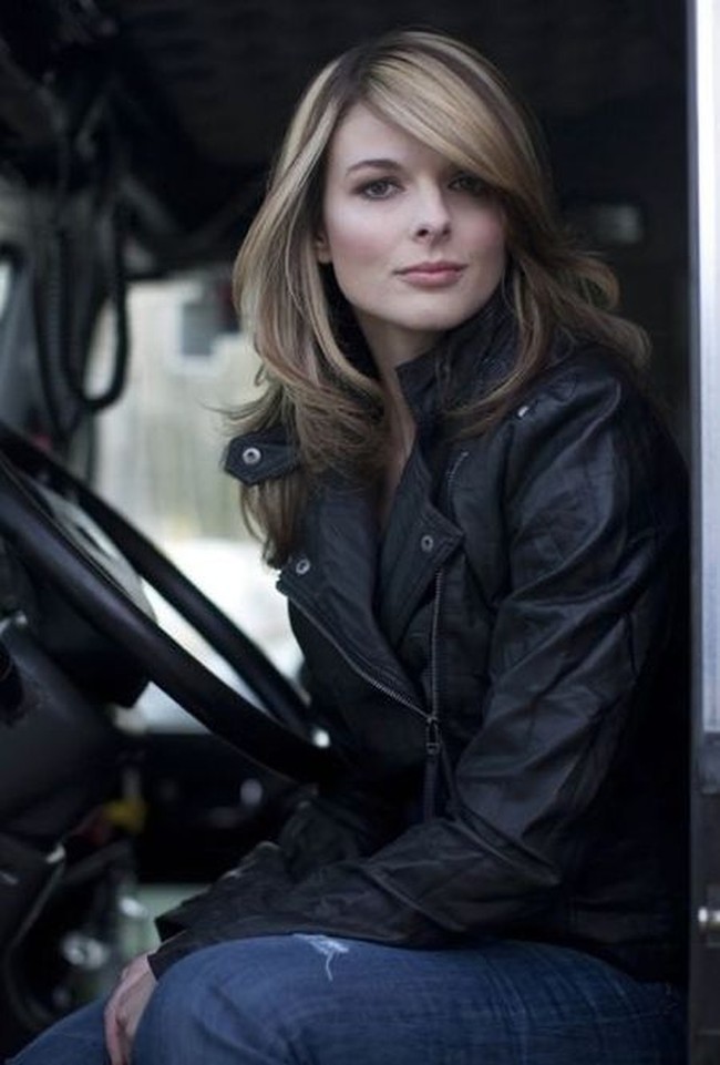 Kemampuan Lisa Kelly sebagai supir truk benar-benar diuji dalam reality show yang dibintanginya itu. Dalam Iced Road Truckers: Deadliest Roads, Lisa dan beberapa pengemudi lainnya berpergian ke India. Mereka harus mengendarai truk di jalanan yang padat orang hingga melintasi gunung dari Delhi hingga Shimla. Dalam salah satu episode terlihat ketangguhan Lisa di mana dia menjadi satu-satunya pengemudi yang mengantarkan bahan bakar untuk menyelamatkan kru helikopter yang kehabisan bahan bakar dan harus mendarat darurat. Foto: Dok. Thelisakelly.com