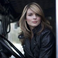 Kemampuan Lisa Kelly sebagai supir truk benar-benar diuji dalam reality show yang dibintanginya itu. Dalam Iced Road Truckers: Deadliest Roads, Lisa dan beberapa pengemudi lainnya berpergian ke India. Mereka harus mengendarai truk di jalanan yang padat orang hingga melintasi gunung dari Delhi hingga Shimla. Dalam salah satu episode terlihat ketangguhan Lisa di mana dia menjadi satu-satunya pengemudi yang mengantarkan bahan bakar untuk menyelamatkan kru helikopter yang kehabisan bahan bakar dan harus mendarat darurat. Foto: Dok. Thelisakelly.com