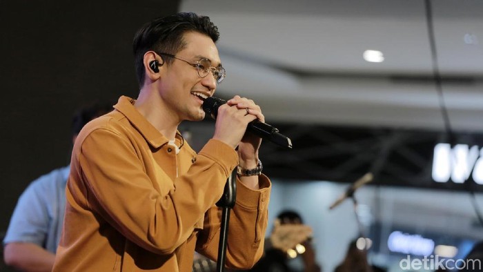 Afgan Afgan saat tampil di dHOT Music Day 2019.
