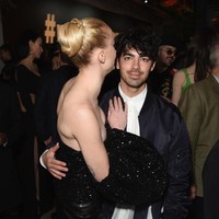 Saat itu aku sedang menyiapkan diri untuk menjadi seorang jomblo seumur hidup. Tapi saat menemukan seseorang yang tepat, kamu pasti akan menyadarinya, ujar Sophie tentang keputusannya bertunangan di usia muda kepada Rolling Stones. (Foto: Getty Images)