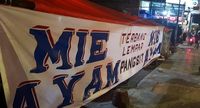 Aksi Lempar Mie 2 Meter Bikin Kedai Mie Ayam Cak Uji Ini Ramai