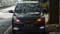 Secara desain, Wuling Cortez sudah terlihat elegan berkat lapisan krom yang membentang di bagian grille depan. Wujudnya tak lagi mengotak seperti Confero sehingga tidak tampak seperti mobil China pada umumnya. Bagian lampu depan, Cortez sudah mengusung LED disertai auto lamp. Fog lamp-nya terlihat lebih dinamis disertai lampu DRL.