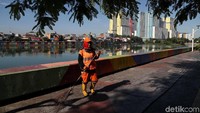 Petugas PPSU dengan sigap selalu membersihkan kawasan Danau Sunter.