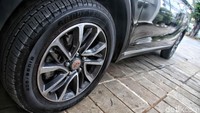 Wuling Cortez memiliki dua pilihan mesin yakni 1.500cc dan 1.800cc. Kali ini Wuling Cortez yang dijajal detikOto adalah tipe 1.800cc. Mesin Cortez 1.800cc dikawinkan dengan transmisi i-AMT lima percepatan. Pengemudi bisa memilih mode berkendara dengan transmisi manual tanpa pedal kopling atau transmisi otomatis sepenuhnya.