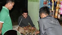 The Weeknd main catur di depan warung kelontong. Jadi kalau haus, tinggal pesan seduhan kopi kemasan, deh. Foto: Instagram indra.hakim