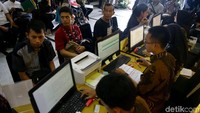 Warga berbondong-bondong memenuhi Kantor Pelayanan Pajak di Jakarta, untuk membayar surat pemberitahuan tahunan (SPT) pajak penghasilan (PPh), Jumat (29/3/2019).
