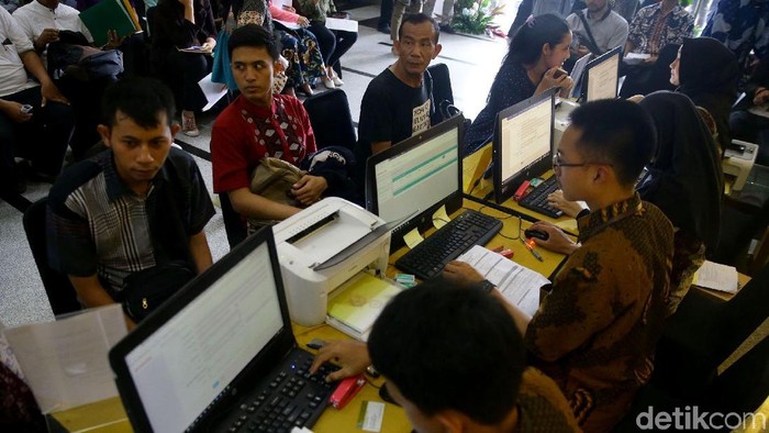 Masyararakat berbondong-bondong membayar SPT di Kantor Pelayanan Pajak Jakarta, Jumat (29/3/2019).