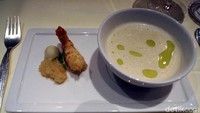 Satu sesi makan malam terdiri dari 3 set makanan. Dibuka dengan sup kohlrabi dan udang yang lezat ini. (Wahyu/detikcom)