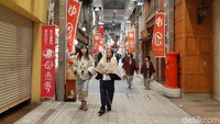 Di kawasan ini banyak toko-toko yang menawarkan makanan khas Ehime dan berbagai suvenir. Traveler yang habis berendam di Dogo Onsen akan terlihat lalu lalang dengan menggunakan yukata. (Bonauli/detikcom)